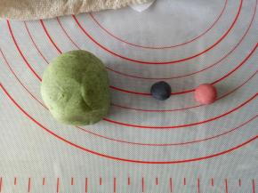 三个颜色的面团，揉好后盖保鲜膜备用（菠菜粉自己打的，不够细腻，请忽略哈）