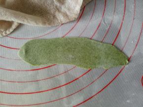 取适量绿色面团擀成粽叶的形状