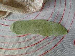 取适量绿色面团擀成粽叶的形状