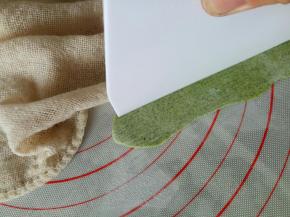 用刮板压出条纹来