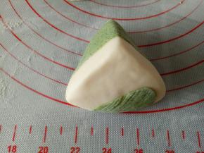 包到第一个豆沙包上，粘不住的可以刷一层水