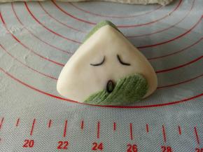 用黑色面团做上表情