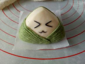 同样用黑色面团做上表情