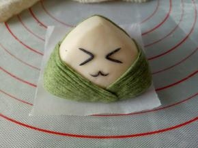 同样用黑色面团做上表情