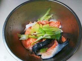 放入大葱拌匀腌制半小时
