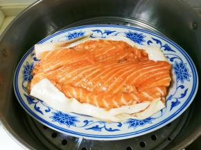 蒸锅水开，将三文鱼骨放入盘中再放入蒸锅，蒸八分钟焖三分钟