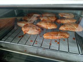 从冰箱拿出鸡翅来，烤网上刷一层油，鸡翅摆上去，烤箱200度预热好后烤15分钟，翻面再烤15分钟（下面垫一个烤盘用来接油，这样好清理烤箱）