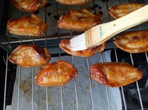 两次15分钟烤完后刷一层蜂蜜水，两面都刷再烤5分钟