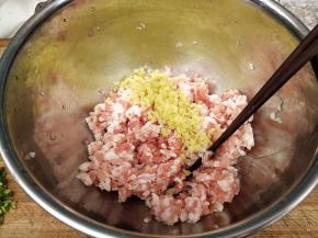 猪肉，姜切未，放入碗里