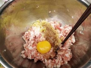 加盐、五香粉、鸡蛋