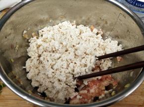 加入捏碎的豆腐拌匀