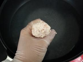 锅中坐水烧开，转小火，用虎囗将其挤成丸子