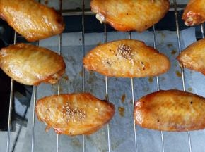 然后取出来再刷一层蜂蜜，撒上芝麻，继续烤2分钟就ok了