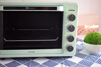 长帝炫彩烤箱CRTF32WBL试用报告外观设计简洁大方，上、下管独立控温，2小时的超长时间设定。集发酵+热风+旋转烤叉功能于一身，满足了家庭烘焙的所有使用需求。