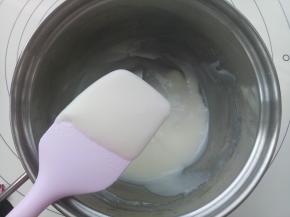 首先，将汤种材料放入小锅里搅拌均匀，开最小火加热，用刮刀不停地快速搅拌，出现纹路马上关火。 把做好的汤种晾凉就可以使用了，(或者提前一到二天准备好，密封放冰箱冷藏保存也可以) 。