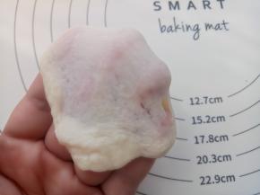 把汤种和主面团（除黄油和盐以外）的其它材料放入厨师机里揉10分钟左右可以拉出这样的薄膜。