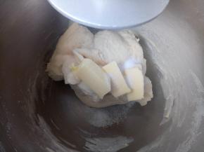 放入黄油和盐，继续揉面。