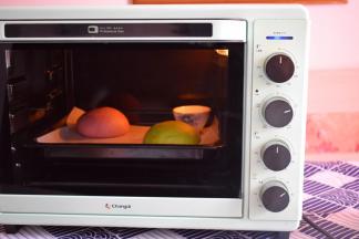 把面团平均分成两份，分别加入抹茶粉和红曲粉进行上色，然后把面团放进长帝炫彩烤箱里，放一小碗水，开启发酵功能，时间设定为40分钟。