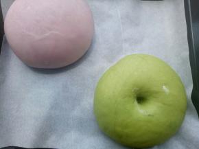 一发完成后用手指粘面粉在面团中间戳个洞，不回缩，不塌陷就发好了 。