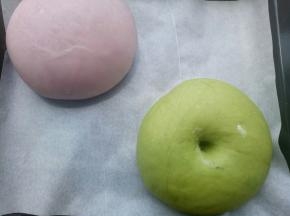 一发完成后用手指粘面粉在面团中间戳个洞，不回缩，不塌陷就发好了 。