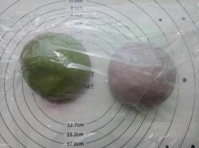 取出面团后揉圆盖保鲜膜松弛20分钟。