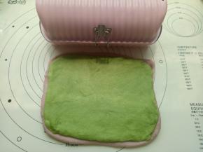 把面团分别擀成与吐司模具等宽的长方形，然后重叠在一起。