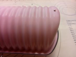 盖上盖子，在盖子上面的小孔里放一根牙签（放牙签是为了方便检查二发的状态）。