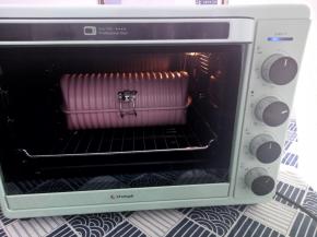 再次放进长帝炫彩烤箱里，开启发酵功能，时间设定为50分钟，当牙签基本都露出来的时候二发就完成了。二发完成后把面团从烤箱里取出来。