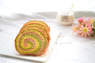 将长帝炫彩CRTF32WBL烤箱上下管分别调到170度预热10分钟后，放入中下层烤30分钟。出炉脱模放凉就可以切片了。