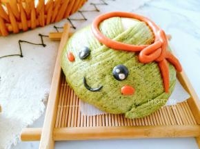 发酵好的包子开水上锅，蒸10-15分钟，蒸好后不要立即开盖，闷5分钟后再拿出来