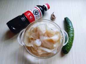 准备食材，前几天在超市买的海蜇皮和又伊鲜原味酱油，特别喜欢这个酱油，鲜、香。