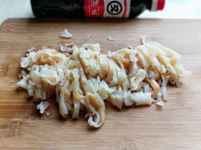 海蜇大家都知道，是咸的，所以在我们吃之前一定要用纯净水泡，多次换水，直到泡的没有咸味为止，之后淋干水分再切丝。