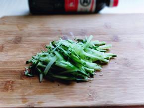 黄瓜洗干净切丝。