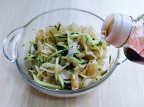 最后滴入芝麻油，拌均匀即可。