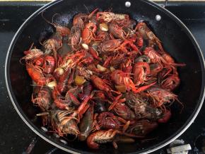 加入一碗水，大火煮沸改小火煮。