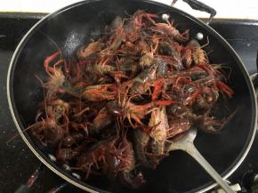 倒入龙虾翻炒。