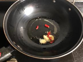 锅里烧热放油，蒜，生姜和辣椒煸炒出香味。