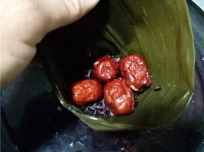 将泡好的红枣放在糯米上。