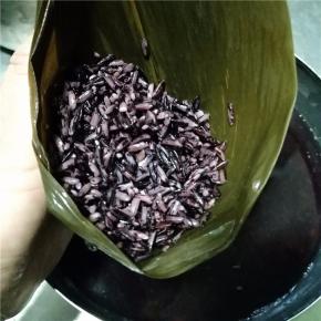 上面再放上紫糯米。