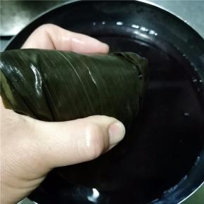 将粽子叶包裹住
