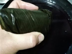 将粽子叶包裹住