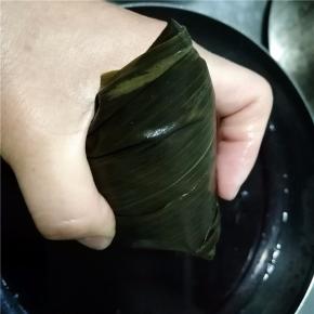 左手捏紧，右手用线绳缠绕。