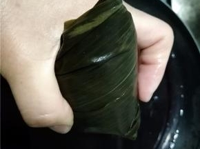 左手捏紧，右手用线绳缠绕。