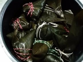 全部包好放入电压力锅中。