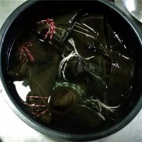 注入清水与粽子取齐。