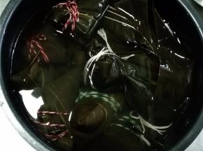 注入清水与粽子取齐。