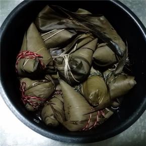 选择炖煮豆键，至蜂鸣音再焖半个小时。