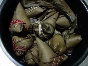 选择炖煮豆键，至蜂鸣音再焖半个小时。