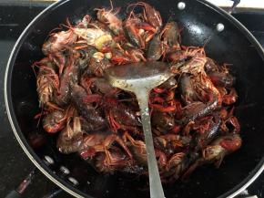 放入生抽，盐和白糖继续翻炒2分钟左右。