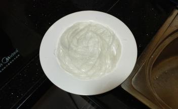 铺入碟子里